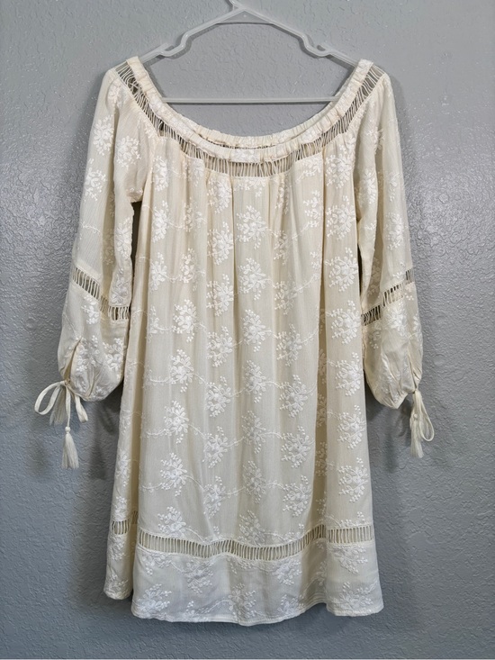 Astr Dresses & Skirts - ASTR The Label off shoulder cream embroidered shift dress Sz. S